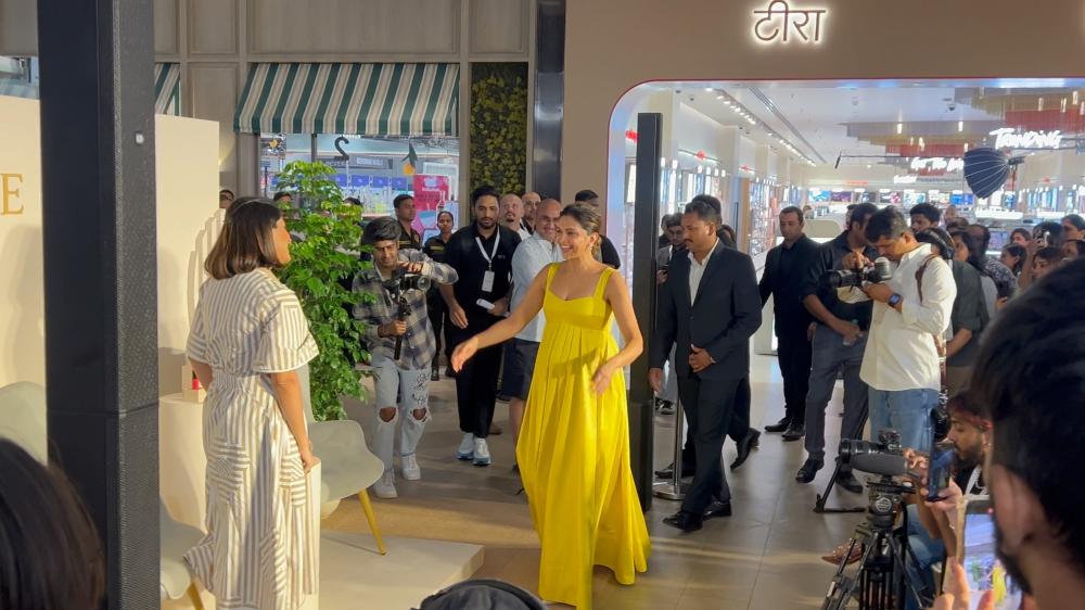 mom-to-be-deepika-padukone-arrives-at-an-event-in-mumbai-flaunting-her-baby-bump